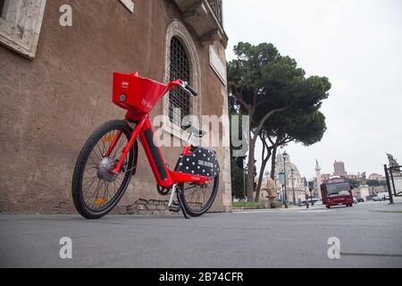 Roma, Italia. 13 Marzo 2020. Noleggio Bici In Piazza Venezia A Roma (Foto Di Matteo Nardone/Pacific Press) Credit: Pacific Press Agency/Alamy Live News Foto Stock