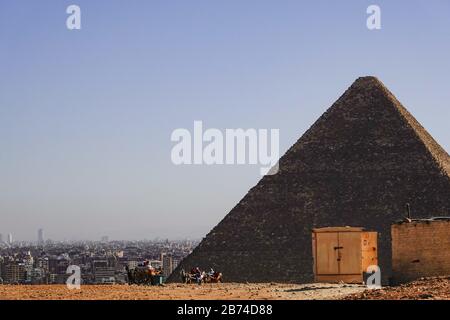 Cairo, Egitto Persone che visitano i terreni delle piramidi di Giza. | utilizzo in tutto il mondo Foto Stock