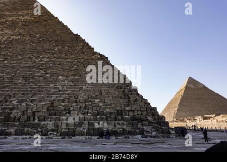 Cairo, Egitto Persone che visitano i terreni delle piramidi di Giza. | utilizzo in tutto il mondo Foto Stock