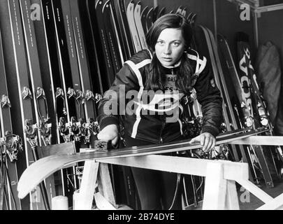 Rosi Mittermaier, giovane e emergente sciatore alpino, sciabica il suo sci in camere appositamente progettate nel villaggio olimpico vicino a Chamrousse dopo aver completato il suo allenamento in discesa il 8 febbraio 1968 durante i Giochi olimpici invernali di Grenoble. | utilizzo in tutto il mondo Foto Stock