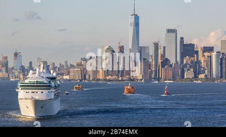 La Vision of the Seas Cruise Ship parte dal porto di New York. Foto Stock