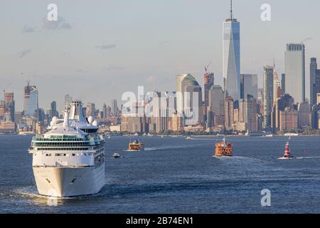 La Vision of the Seas Cruise Ship parte dal porto di New York. Foto Stock