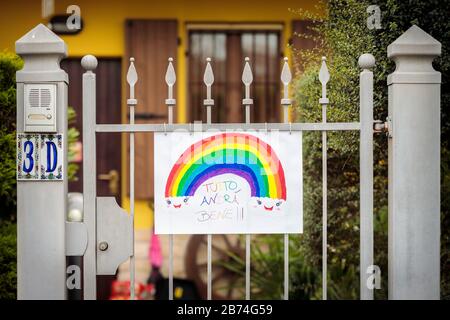 Durante la diffusione del covid-19 ( corona virus ) in Italia i bambini che soggiornano a casa creano opere d'arte per sostenere la lotta contro il contagio del virus con l'hashtag italiano rimanere a casa, tutto sarà bene (foto di Andrea Ripamonti / Pacific Press) Foto Stock