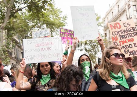 CABA, Buenos Aires / Argentina; 9 marzo 2020: Giornata internazionale delle donne, sciopero femminista; donne con fazzoletti verdi che alzano manifesti femministi Foto Stock