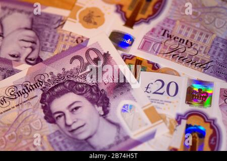 uk banconote da venti sterline intrappolate in mousetrap Foto Stock
