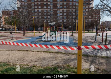 Parco giochi chiuso e vuoto a Palencia, Spagna a causa di coronavirus, covid-19, crisi, 2020 Foto Stock