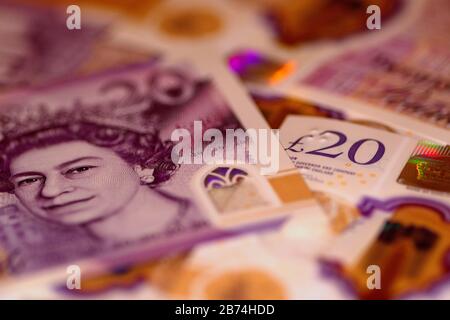 uk banconote da venti sterline intrappolate in mousetrap Foto Stock