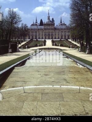 JARDIN-LA CASCADA NUEVA Y EL PALACIO. POSIZIONE: PALACIO REAL-JARDINES. LA GRANJA. SEGOVIA. SPAGNA. Foto Stock