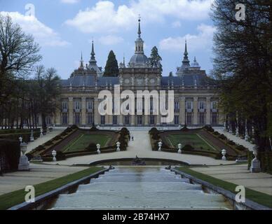 JARDIN-LA CASCADA NUEVA Y EL PALACIO. POSIZIONE: PALACIO REAL-EXTERIOR. LA GRANJA. SEGOVIA. SPAGNA. Foto Stock