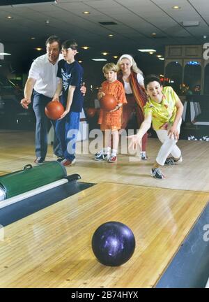 Una famiglia in una pista da bowling a 10 pin, Skegness, Lincolnshire, Inghilterra, Regno Unito Foto Stock