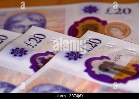 uk banconote da venti sterline intrappolate in mousetrap Foto Stock