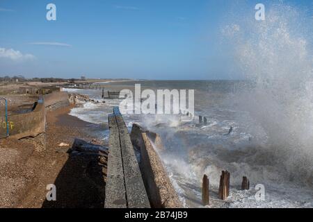 Climping Beach, West Sussex recente tempesta ha danneggiato la difesa del mare sotto pressione durante un'alta marea. Foto Stock