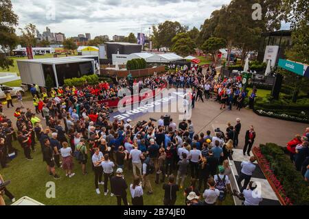 Melbourne, Australia. 13 Marzo 2020. Una conferenza stampa da parte del senior management della F1 si tiene ad Albert Park dopo l'annullamento del Gran Premio d'Australia di Formula 1 2020. Carey, CEO del Gruppo di Formula Uno, è stato costretto ad agire dopo che la McLaren si è ritirata dalla gara ed è entrata in quarantena giovedì, quando ad un membro del team è stato diagnosticato un coronavirus, una decisione che ha portato a colloqui incentrati tra gli organizzatori del Gran Premio e i funzionari del team. Credit: Chris Putnam/Zuma Wire/Alamy Live News Foto Stock