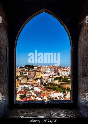 Una vista su Lisbona da una finestra del Castello di São Jorge. Foto Stock