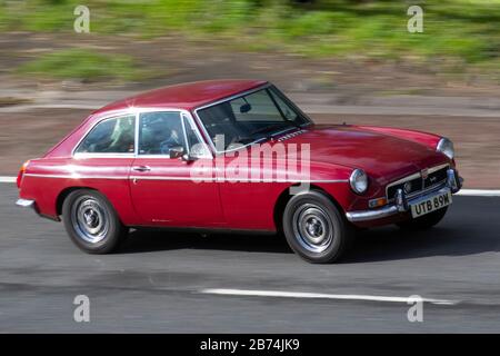 1973 70s RED MG B GT; traffico veicolare, trasporto, veicoli stradali, veicoli berlina, Veicolo su strade del Regno Unito, motori, motori sull'autostrada M6 Foto Stock