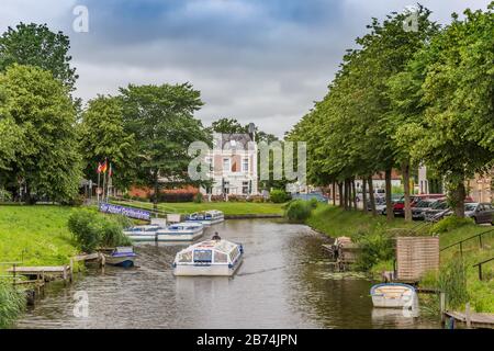 Battello turistico nei canali storici di Friedrichstadt, Germania Foto Stock