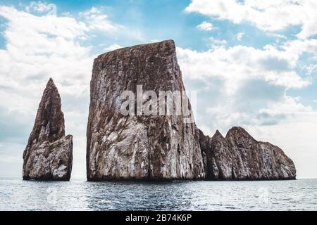 Kicker Rock nelle Isole Galapagos, un punto chiave per lo snorkeling e le immersioni per i turisti, con la goccia di 300 metri che ospita squali di testa di martello, squali di barriera corallina, Foto Stock