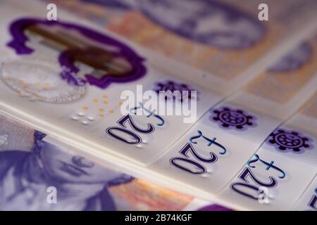 uk banconote da venti sterline intrappolate in mousetrap Foto Stock