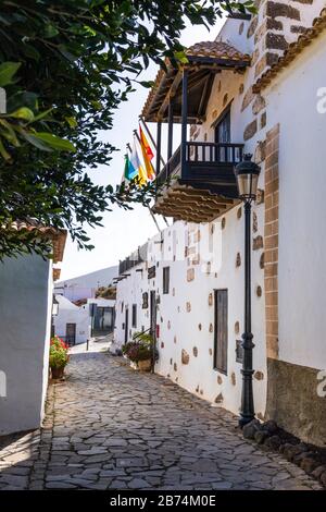Calle Juan Bethencourt nella piccola città di Betancuria, l'antica capitale delle Canarie di Fuerteventura Foto Stock