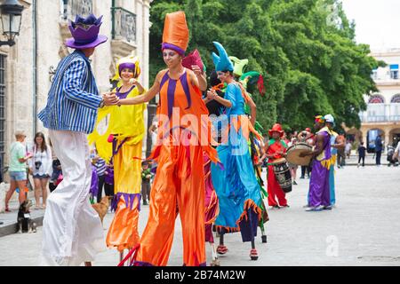 Spettacolo di acrobati in una strada di l'Avana, Cuba Foto Stock