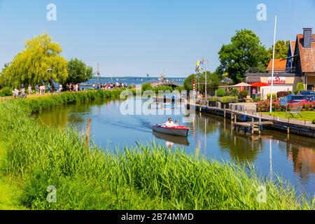 Steinhude, Germania - 23 giugno 2019: Steinhuder Meer a Steinhude con persone non identificate. Con circa 30 kmq è il più grande lago del nord-ovest Foto Stock