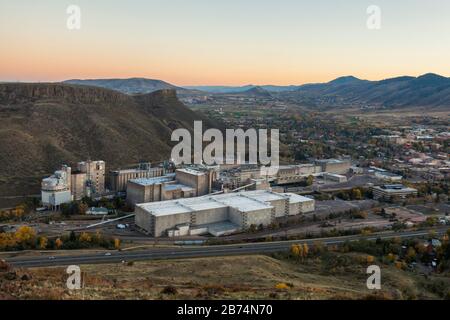 Vista della birreria Coors a Golden, Colorado da North Table Mountain. Foto Stock