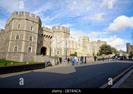 Castello di Windsor visto da Castle Hill, Berkshire Inghilterra Regno Unito Foto Stock