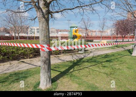 Parco giochi chiuso e vuoto a Palencia, Spagna a causa di coronavirus, covid-19, crisi, 2020 Foto Stock