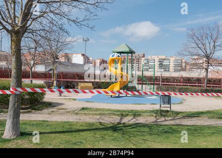 Parco giochi chiuso e vuoto a Palencia, Spagna a causa di coronavirus, covid-19, crisi, 2020 Foto Stock