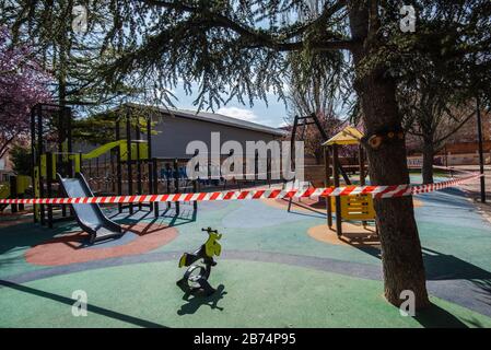 Parco giochi chiuso e vuoto a Palencia, Spagna a causa di coronavirus, covid-19, crisi, 2020 Foto Stock