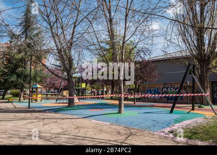 Parco giochi chiuso e vuoto a Palencia, Spagna a causa di coronavirus, covid-19, crisi, 2020 Foto Stock