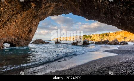 Grotta di mare nei pressi del villaggio di Kalo Nero nella parte meridionale di Creta. Foto Stock