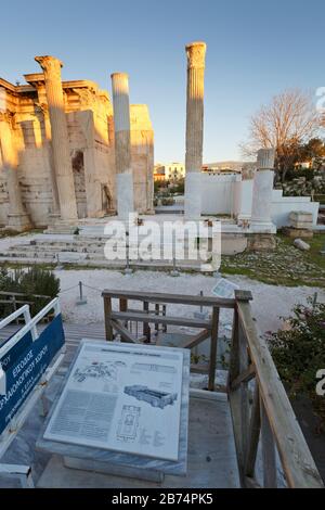 Resti della Biblioteca Adriana in piazza Monastiraki ad Atene Foto Stock