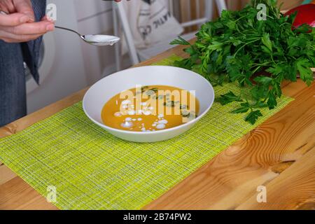 Preparazione di brodo di pollo con verdure bouillon in una pentola. Lavagna nera come sfondo. Cucina da lavoro scenario da sopra. Foto Stock