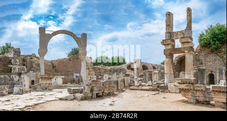Rovine della piazza Domiziano e del tempio Domiziano a Efeso, Turchia, nell'antica città di Efeso, in una giornata estiva soleggiata Foto Stock