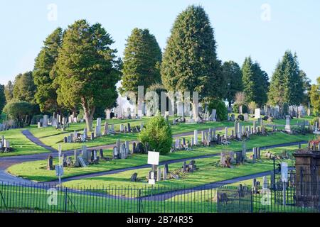 Cimitero e tombe di pietra in collina durante l'estate e cielo limpido Londra Regno Unito Foto Stock