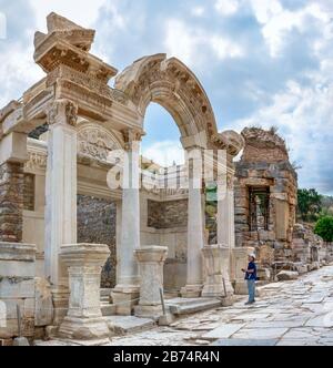 Efeso, Turchia – 07.17.2019.Tempio delle rovine di Adriano nell'antica città di Efeso, Turchia, in una giornata estiva soleggiata Foto Stock