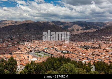 Panorama vista centro storico Cusco Perù tetti rossi plaza armas Foto Stock