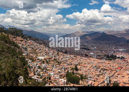 Panorama vista centro storico Cusco Perù tetti rossi plaza armas Foto Stock