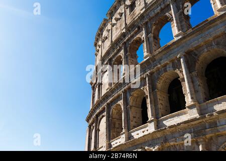 Vista del Colosseo nel pomeriggio Foto Stock