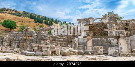 Efeso, Turchia – 07.17.2019. Rovine di strade di marmo dell'antica città di Efeso in una giornata estiva soleggiata Foto Stock