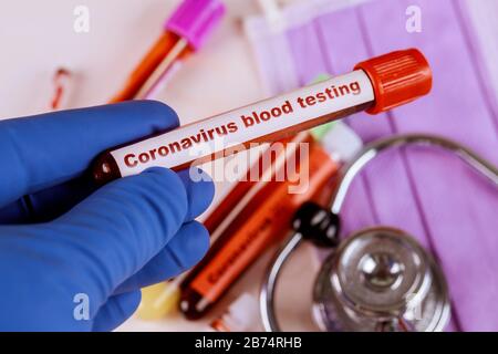Campione di sangue con COVID-19 sindrome respiratoria mediorientale coronavirus infezione cinese analisi del sangue in laboratorio Foto Stock