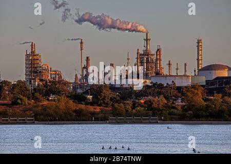 La raffineria di petrolio Phillips 66 di Ken Malloy Harbor Regional Park, Wilmington, California, USA Foto Stock