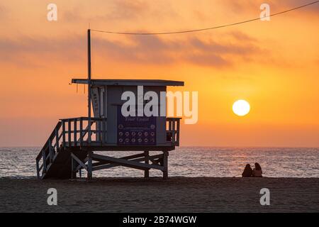 Guardando il tramonto sulla spiaggia di Santa Monica, California, Stati Uniti Foto Stock