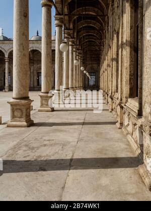 un tipico patio arabo della moschea muhammad ali nella cittadella del cairo Foto Stock