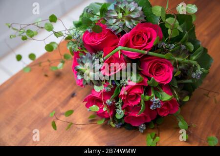 bouquet di nozze su tavolo di legno marrone Foto Stock