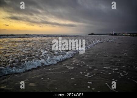 Onde sulla spiaggia di Santa Monica, California, Stati Uniti Foto Stock