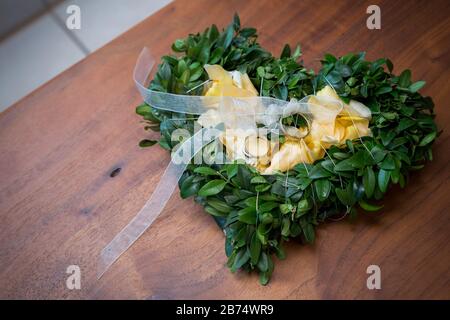 bouquet di nozze su tavolo di legno marrone Foto Stock