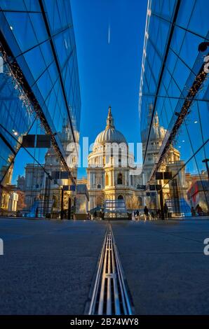 Londra, Inghilterra - Dicembre 31 2020 - una foto di prima mattina della Cattedrale di St Paul con due edifici con facciata in vetro che la riflettono e formano un arco Foto Stock