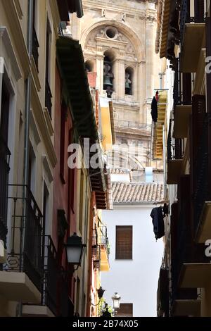 Torre della cattedrale di Granada vista da via Sillería Foto Stock